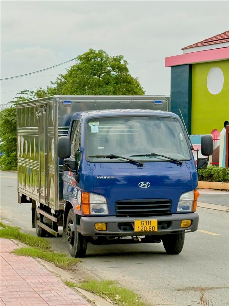 Ngoại thất bên ngoài xe tải Hyundai cũ 2 tấn